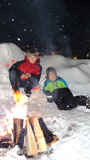 Ein Lagerfeuer gegen die K�lte in der Winterlandschaft