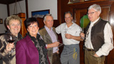 Der Chef mit G�sten im Hotel Theresia