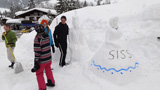G�ste bauen eine Schneeskulptur