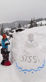 G�ste bauen eine Schneeskulptur
