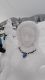 G�ste bauen eine Schneeskulptur