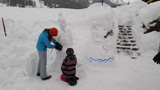 G�ste bauen eine Schneeskulptur