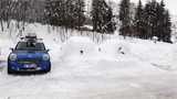 Verschneite Autos im Hotel Theresia